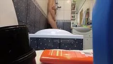 Putar Ego berbaring di kamar mandi