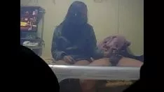 চালান শিংওয়ালা ব্রুনেট তার অর্থনীতিতে প্রতারণা করে