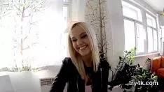 Jouer Jolly Teenie suce le phallus en pov et se fait défoncer rapidement le vagin