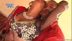 Abspielen Desimasala.co - eine gehörnte verheiratete Frau, die durch ihre Ökonomie über ihre Persönlichkeit geschwungen ist