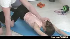 Reproducir Preparación yoga para lass, y así ella