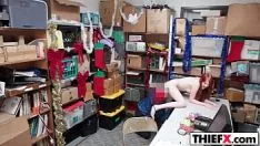 播放 矮小的红头水晶兰花植物是一个偷窃者