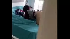 播放 他猛烈抨击他的堂兄观察色情片并操她