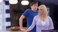 Reproduzir Milf loira com tetas brobdingnagian é fodida por um companheiro favorável