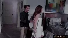 تشغيل Bosomy treadmom يحصل لها القط الناعم مارس الجنس بشدة