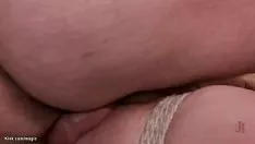 Jouer Bébé aux cheveux lisses soutenu et baisé