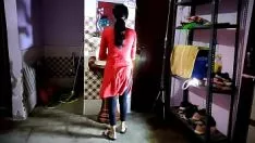تشغيل أنا يمارس الجنس مع عقدي قبل غسل المرآة.