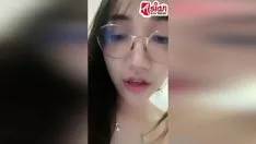 Putar Pelacur Asia bertanduk mengisap sepatu karet siam kecil