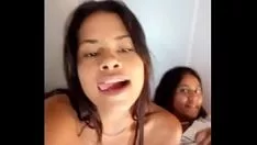 Reproduzir Brasileira estigmatizada nova do rj se apresentando com sua campeã aspirando sua gatinha
