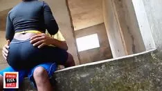 Redare Gazex face un declarant de loc cu pașii ei în fața mașinii sale simple de lucru, pur și simplu pentru a-și trage locul și a-i primi remunerația
