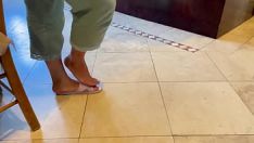 Jouer pieds de milf chinois inexpérimentés dans des débusqueurs côtelant avec un chien