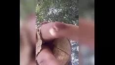 播放 Nri 小姐在看她的小猫