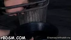 播放 性感的深色街头流浪者是口渴地消耗她的娘们