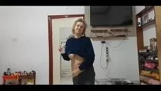 播放 我有一个工作室公寓来录制色情片，坦率的斯特拉沉默