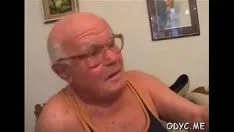 Abspielen Vorsintflutlicher Kerl kommt hinten an und fickt einen heißen und mehrheitlichen Jugendlichen