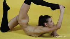 Redare Sanya sesquashko are grijă să risipească exercițiile de gimnastică fără asistare