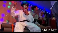 Redare Oamenii buni și frumusețile se distrează pasional în grup