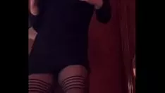 Jouer couguar russe branle son burin en collants noircis vers le bas