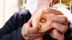 Jouer Vous pouvez faire du she-bop mécaniquement en attachant le masturbateur à la terreur viholy du piston.