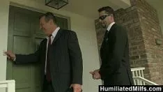 Redare Embarrassedmilfs - ziarul de milf Roxanne Mansion fuge și suge pentru o scoatere