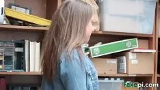 Jouer Une personne inexpérimentée blonde noircie vêtue de courrier par un directeur général trompeur