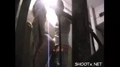 চালান সুন্দরী কৈশোর তার সুন্দরীকে নিতে দেয়