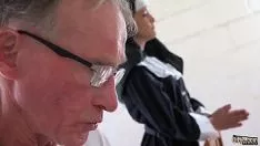 Afspelen Hete jeugdnon heeft eerst seks met een opa in de squealional