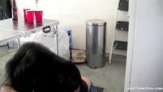 播放 丰满的夜晚光滑头发的青少年吸她的领跑者玩具