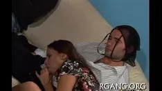 Redare Bărbații strâng fuste prețioase