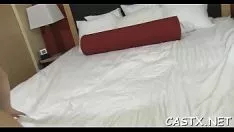 Reproduzir O diretor de fotografia força um gatinho apertado