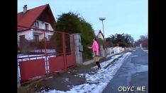 Odtwórz Biuściasta nastolatka pracuje z tym starym facetem w centrumpogodnym autobusem kempingowym