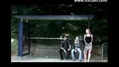 Reproducir Missy follada en la parada de autobús por 2 chicos