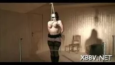 播放 充满激情的女性获取山雀 t。色情在令人不快的 bdsm 序列