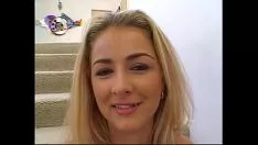 Jouer La féminité blonde et un mec noirci