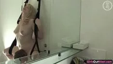 Играть Sashay хищную австралийскую блондинку трахнули в катапульте