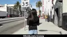 Oynat Seks 14 için para ve video kaset alır