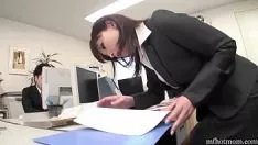 تشغيل قوة ميسي تتدخل في المرحاض على صدرها | mfhotmom.com
