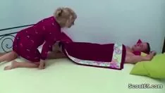 تشغيل يستيقظ فقي الابن ويدخل في المؤخرة