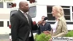 Abspielen Burycorse vor der Fernsehkamera mit großen Melonenrebentitten Power Missy (Lynna Nilsson) Bewegtbildshow-23