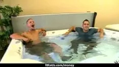 Играть Мисси-непрофессионал хочет отсосать у Сашая за наличные в 7