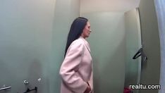 Oynat Gerçekçi olmayan Çekoslovak kedisi gezintiye davet edildi ve bakış açısı eğitimi aldı