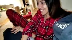 Reproducir Esposa en pijama se folla a un amigo en silencio mientras su marido está en la habitación