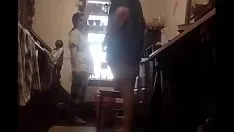 Afspelen Mijn vrouw wordt geneukt, gebogen over een reling met een hele lange dildo, totdat ik hem er niet meer in krijg