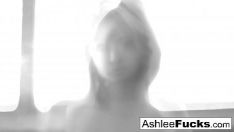 Abspielen Vollbusige Ashlee ganze Mahlzeit Flou Dämpfe Zauber Blick von ihren abbrechen Titten