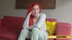 Redare Latină roșcată inocentă păcălită și futută adânc în casting de model fals