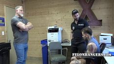 Reproducir Padrastro y equipo de seguridad y se follan a un ladrón