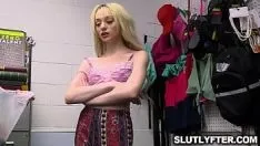 تشغيل سيسيليا تايلور تمتص وتضاجع الديك الضخم للضابط جاك