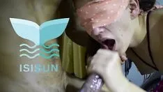 تشغيل فتاة مجهولة ذات أسلاك التوصيل المصنوعة تخضع لأول مرة