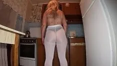 Redare Bătrână sexy s-a distrat bine în bucătărie cu o pula în fund