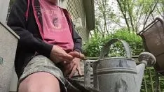 Afspelen Buiten aftrekken en klaarkomen in een vintage gieter